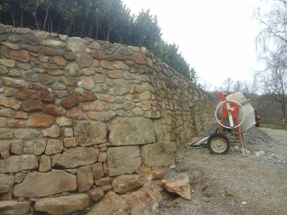 Mur de clôture près de Chavanay